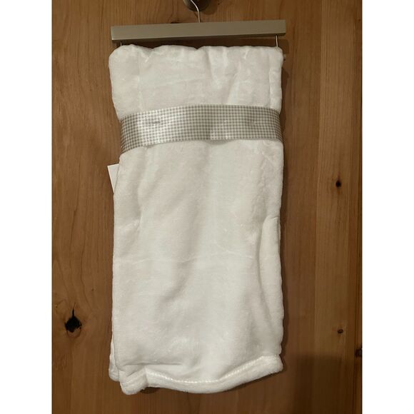 Logan & Lilly Soft White Baby Blanket with Beige Embroidery 30"x40" NWT - Picture 2 of 4